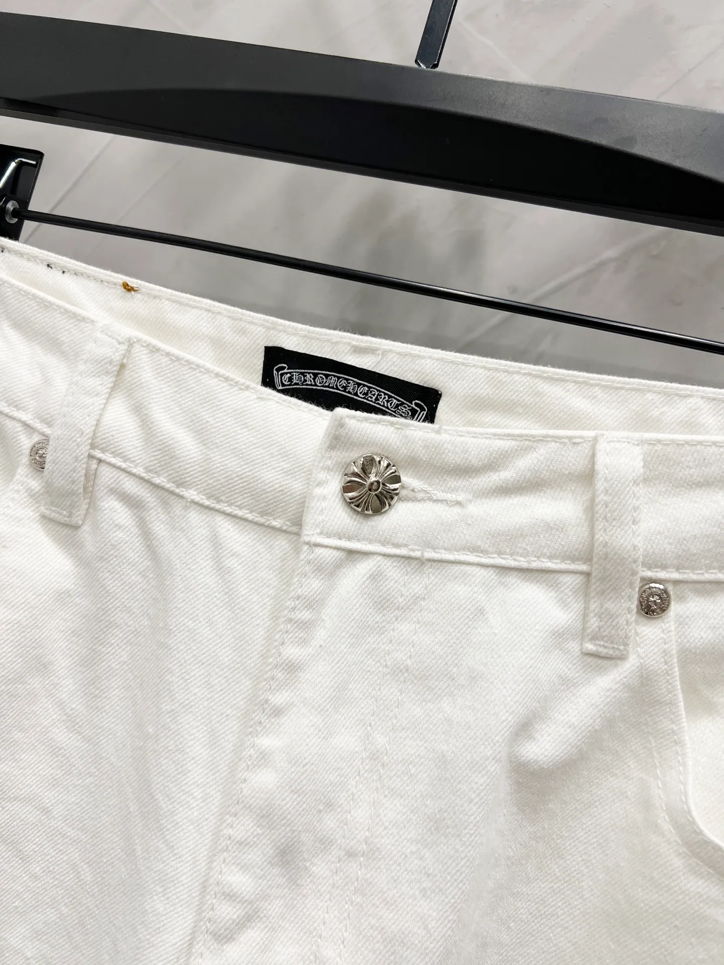 P220 Style number: [M910] Chrome hearts & Chrome hearts 25ss blue five-pointed star frame leather jeans CH Chrome hearts double knee five-pointed star frame leather bo1 version logging pants straight work pants B136 Chrome hearts cross Sanskrit overalls Counter price 24W level, patched cross flower embellishment, high-waisted washed jeans! ! Absolutely high-end luxury products, 1.9W level god-level single products, super popular products, made by top heavy industry, not to be missed. About Zangyin, this is an extremely luxurious fashion brand, which can also be called the nobles of the high street. It has always been an exclusive brand of some hipsters or rich second generation. Compared with ordinary high streets, it is more luxurious and noble. Compared with luxury brands, it has a more fashionable personality and has always been a brand that I have a special liking for. Imported yarn is custom-woven into a high-density twill canvas, which ensures a crisp silhouette while also making the fabric feel very delicate. It follows the B01 classic silhouette and has a crisp and stylish upper body. The ready-made garments are stone-milled and fermented and can be matched with any style. Buttons and zinc-brushed washable genuine YKK retro metal products. Double-layered canvas on the front. Perfect details. All hardware is perfect. Size: 30-32-34-36 Color: White pants with leather five-pointed star